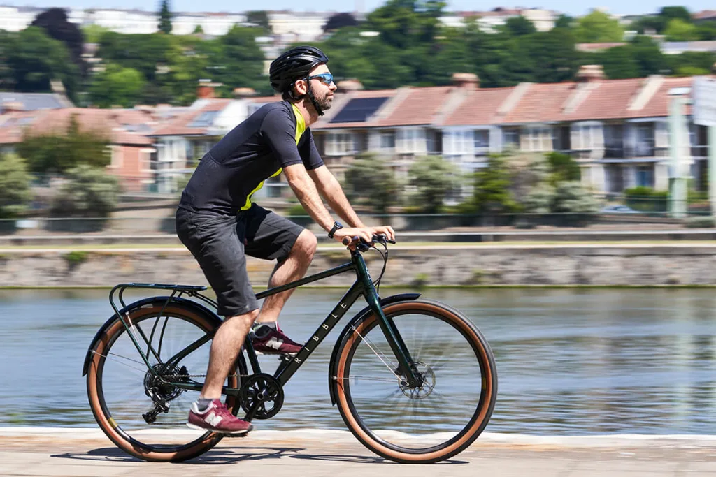 Чоловік після 40 на велосипеді